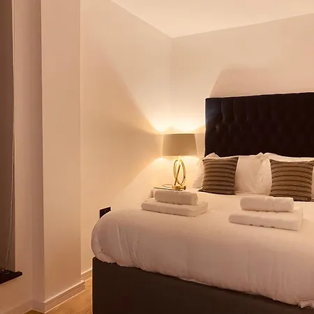 Spacious 3 Bed City Apartment With Terrace